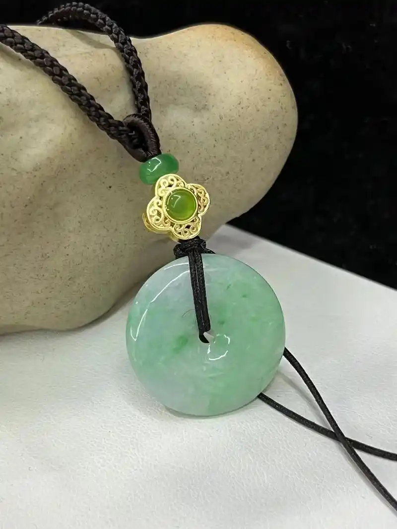 天然翡翠如意吊坠天然翡翠绿如意,糯底带阳绿,手工雕刻,如意 - 抖音