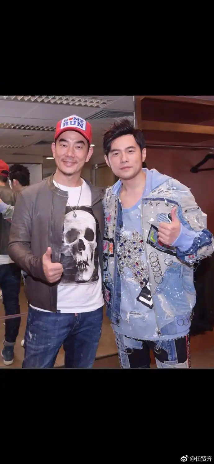 巧合?去年和今年,任贤齐和周杰伦摆一样的姿势