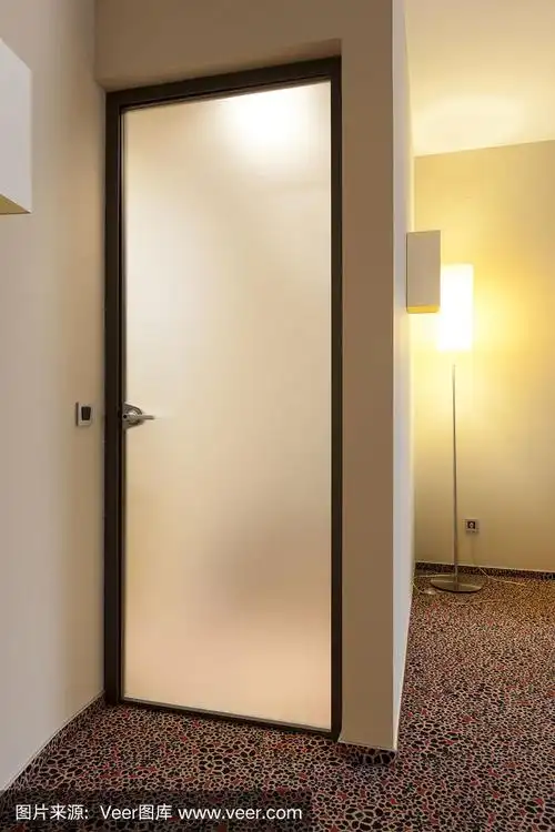 酒店浴室的磨砂玻璃门