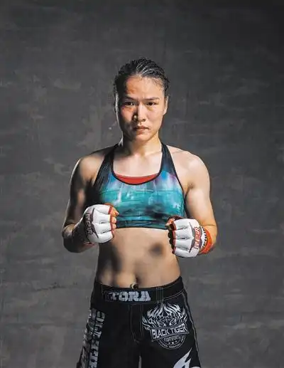 格斗冠军张伟丽超越自我的尝试