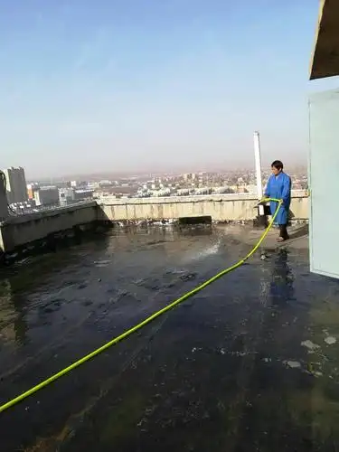 推进全民洗城 控制高空积尘--区住建局持续开展城区楼顶清洗作业