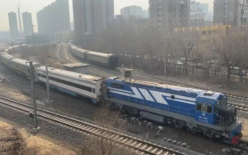 沈局沈段df51967推送多种客车进入沈阳客车整备库编组内有四辆沈局