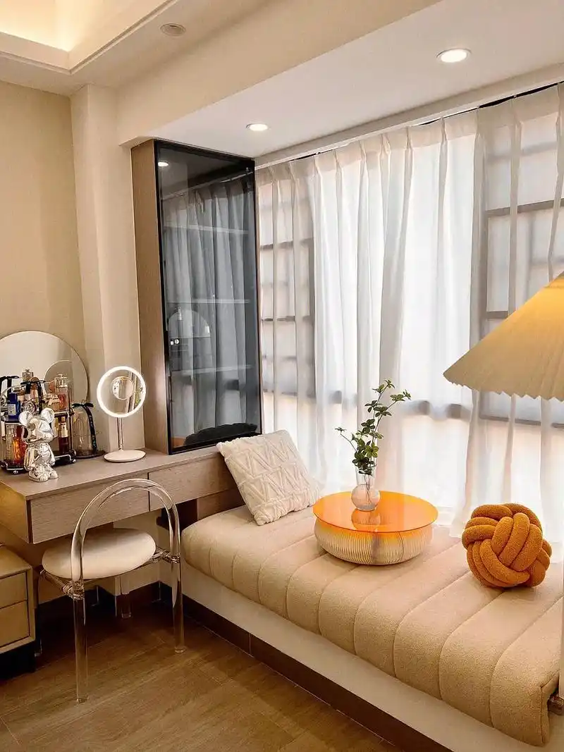 飘窗梳妆台一体式设计既好看又实用,飘窗这样布置也是一个温馨的 - 抖
