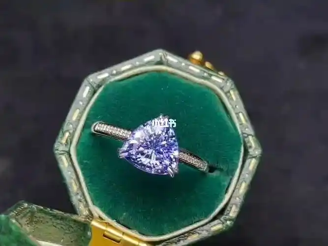 三角形切割宝石戒指