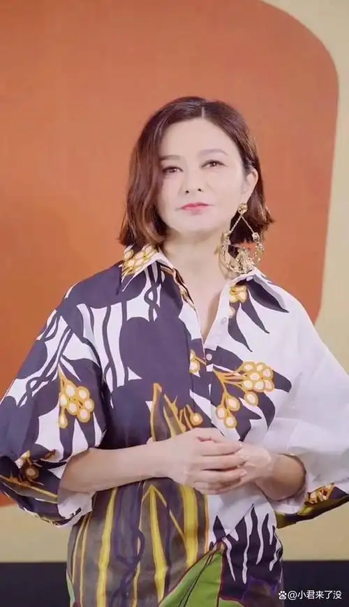 关之琳57岁还这么拼!穿肚兜式上衣配9分裤亮相,流苏耳环太吸睛