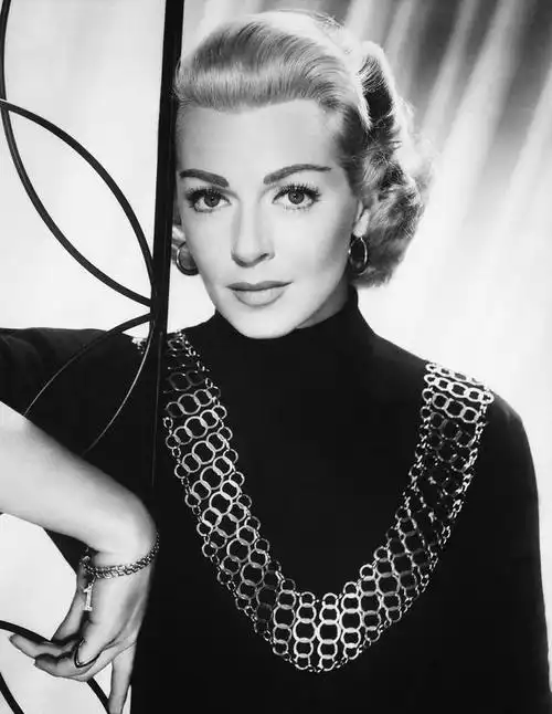 一头柔光闪亮的金发,美丽精致的五官,脉脉含情的眼神,让男人在看到她