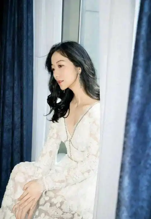 原创韩雪穿透视裙若隐若现着大长腿线条超迷人让你有眼前一亮的效果