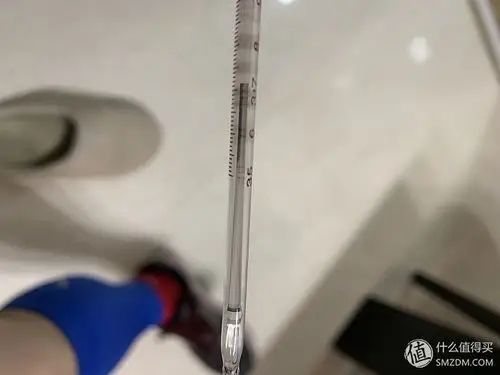 用我最最最真实的测量仪器,在鞋子里面放了几分钟,温度计显示37度,看