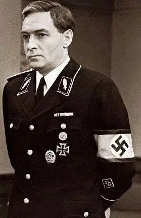 党卫军中校以下左领章显示军衔(这是一位少校),右领章是ss闪电中校