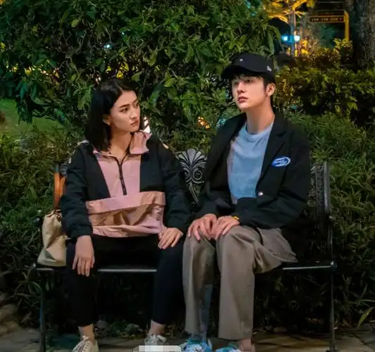 张新成梁洁合作cp氛围感好强合体拍摄时尚大片俊男美女好养眼