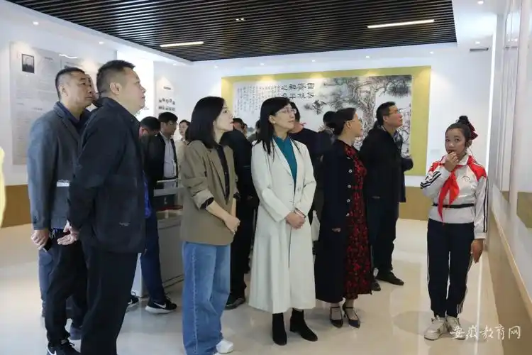 一樽半身的陶行知塑像竖立在求真楼下,敦厚温雅地面向每一个过往的