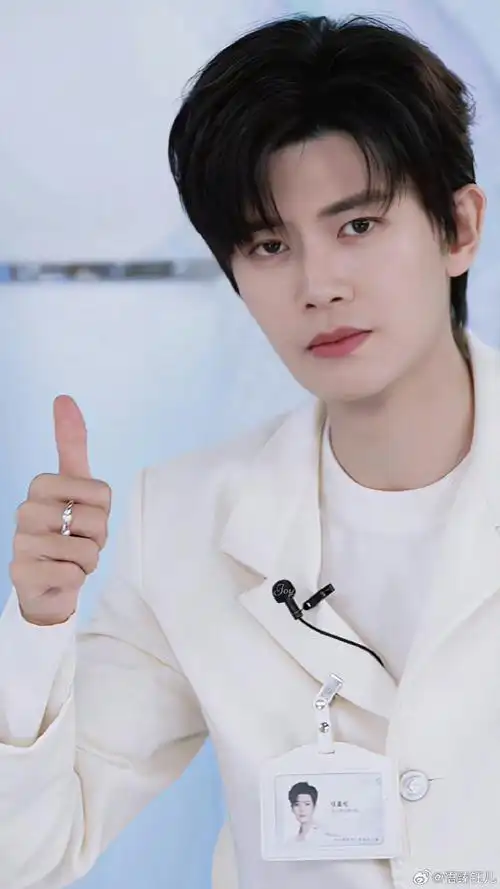 任嘉伦笑起来真好看,宛如春日阳光洒在心间.