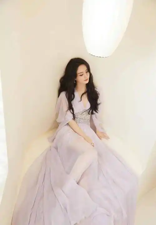 赵丽颖白色吊带长裙庆中秋,半扎卷发温婉可人,女人味十足