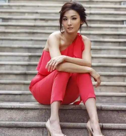 因长得美一夜成名,拍戏时却被男星打成重伤,留下一辈子后遗症_江祖平