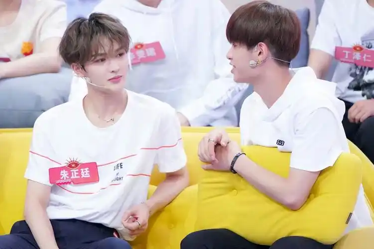 justin(黄明昊),毕雯珺,丁泽仁,李权哲,黄新淳