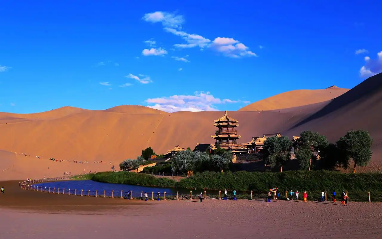 敦煌月牙泉风景图片桌面壁纸
