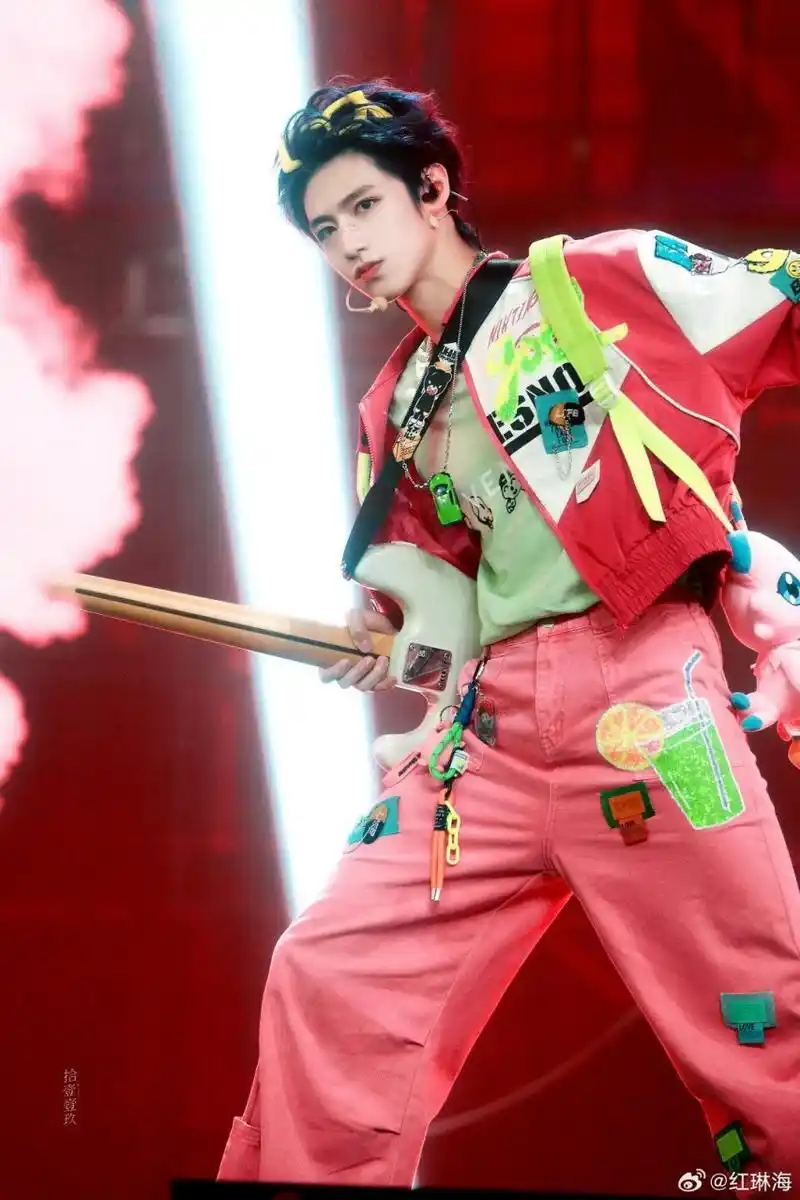 朱志鑫蓝发#眸中灿若星河,恰似惊鸿照影[赞啊]