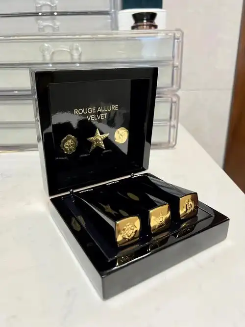 香奈儿口红礼盒如图,颜色:138,627,257,都蛮好看的.有没有集美喜欢?