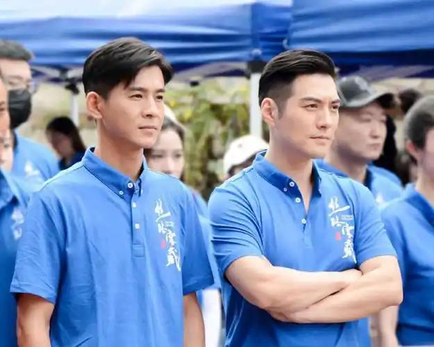 这一夜严屹宽帅得夺目新中式战袍高级优雅45岁仍像小说男主