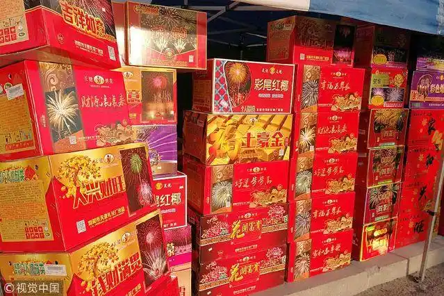 山东青岛西海岸新区,室外定点烟花鞭炮售卖摊上堆积的烟花鞭炮.