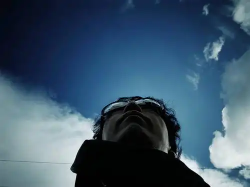 东方人,成年人,中年人,脸,头,脸颊,一个人,横图,室外,白天,仰视,日本