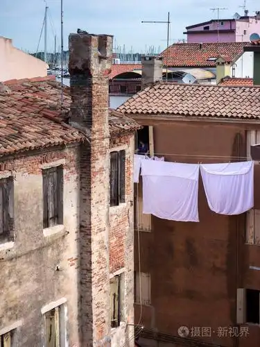 带砖烟囱和床单的老房子的丘吉亚胡同