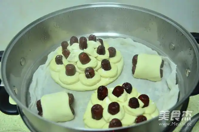 蒸锅内加入水,铺上笼布,盖上盖子大火烧开,将花糕