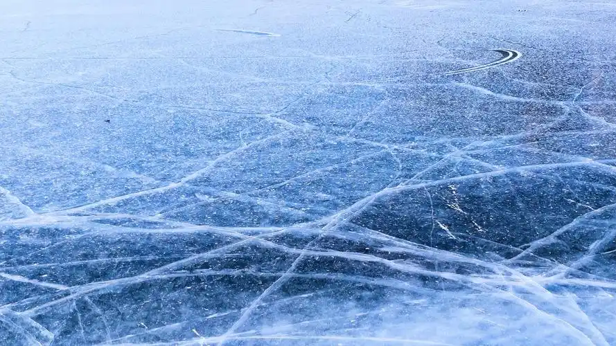 河面上的结冰仿佛铺上了一道道细网交叉延伸