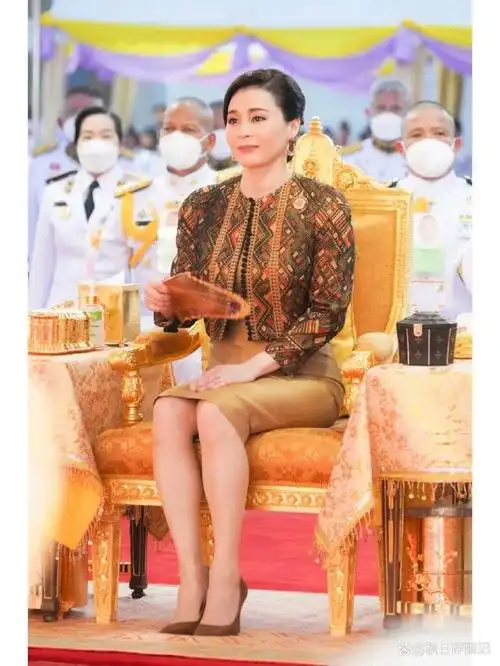 6月11日,泰国苏提达王后陪同泰王在普吉岛出席了一场奠基仪式,为普吉