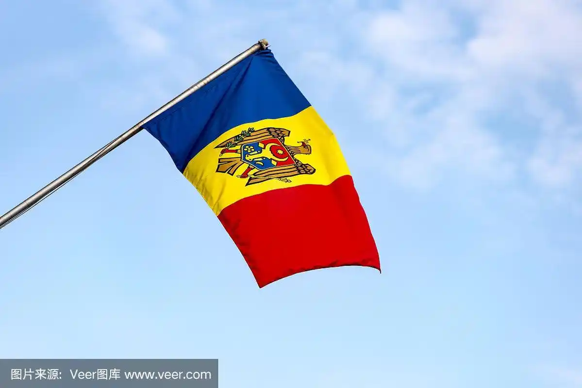 蓝天下的摩尔多瓦国旗,高分辨率图片