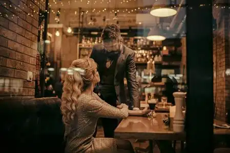 情人见面家庭情侣的约会在浪漫的关系, 爱情.恋爱中的情侣在餐厅见面.