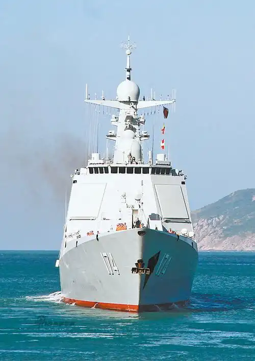 绝对下饺子!疑似大连两艘052d驱逐舰下水舾装