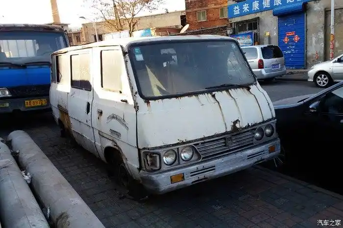 井冈山路便道上发现的一辆报废三峰面包车