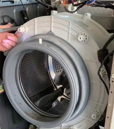 美的滚筒洗衣机如何全拆清洗