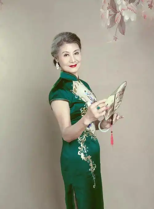 中国奶奶活成时尚榜样!70多岁戴黑超穿旗袍,小姑娘都没这么时髦