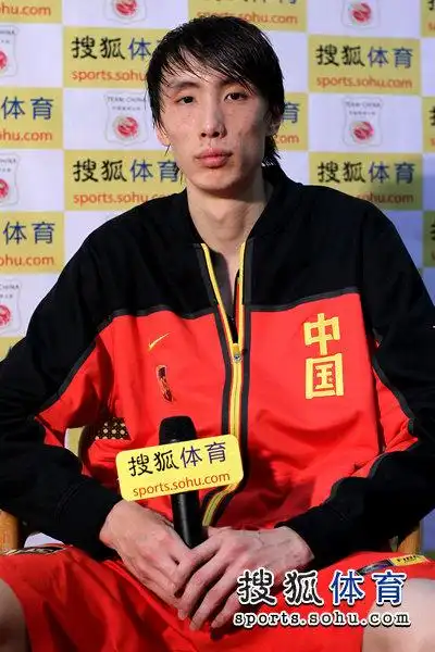 组图男篮队员易立做客搜狐战日本成首功之臣