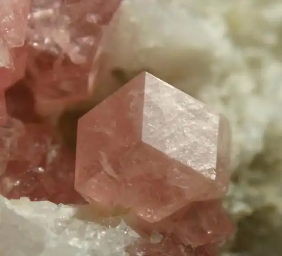 p>钙铝黄长石(简写:c2as)由钙铝硅酸盐组成的矿物,黄长石系列中的一