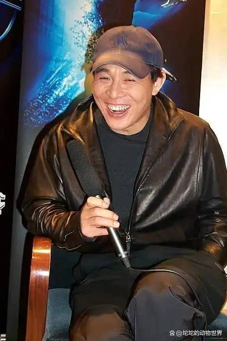 60岁李连杰近况:脸部浮肿,老到脱相,回国捞金被骂惨