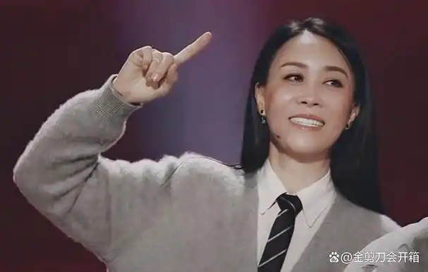 《好声音》事件后,那英终于现身,衰老痕迹明显,有复出迹象