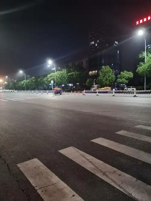 晚上十一点在马路人行道中间卖货这样卖水果合适吗