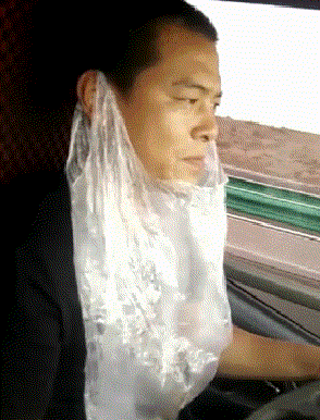 搞笑gif动态图:真搞不懂妹子们,腿难道不怕冻吗