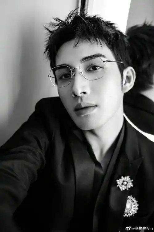 张彬彬黑白墨镜随拍##张彬彬晒墨镜随拍