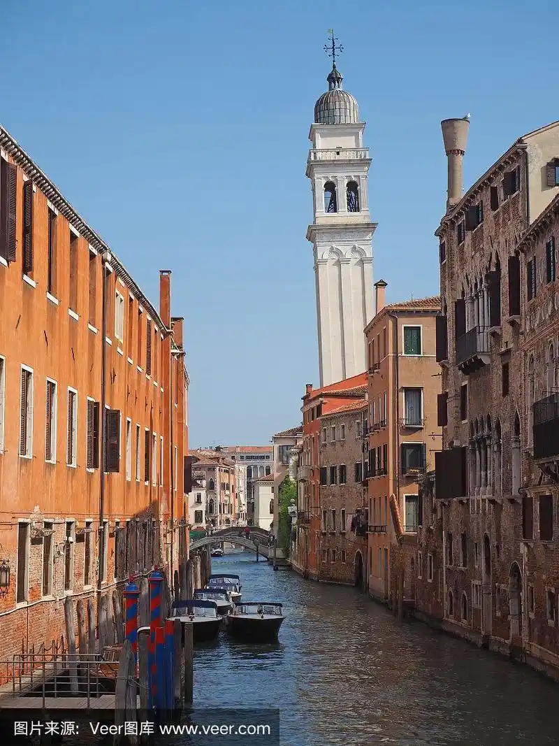 意大利威尼斯.小镇狭窄运河的美妙景色