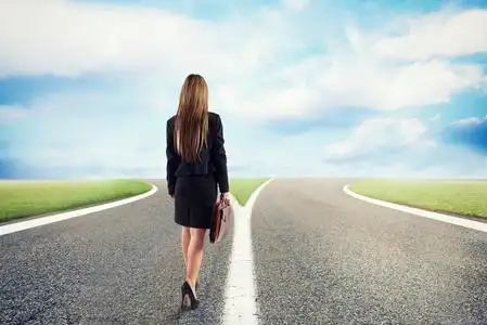 buusinesswoman一个女商人在十字路口的选择.决策的概念照片