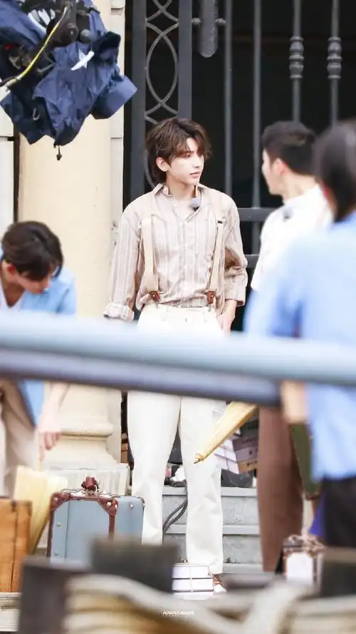 奔跑吧蔡徐坤##蔡徐坤民国风卷发造型