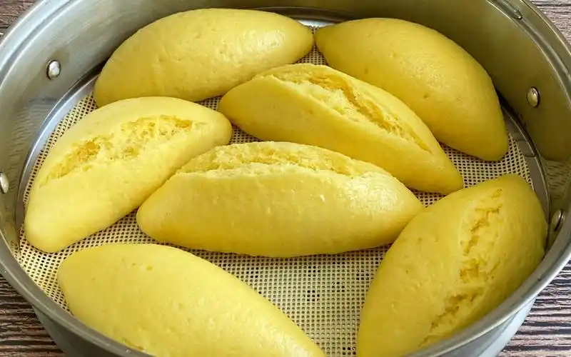 冬季要多吃面食,玉米面小馒头,搭配肉食吃解馋又解腻,美滴很