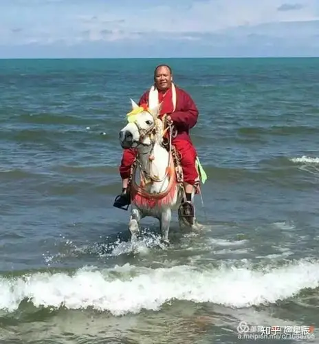 祈愿德庆益西降措仁波切身寿永固眷属和合法幢高竖佛行广大