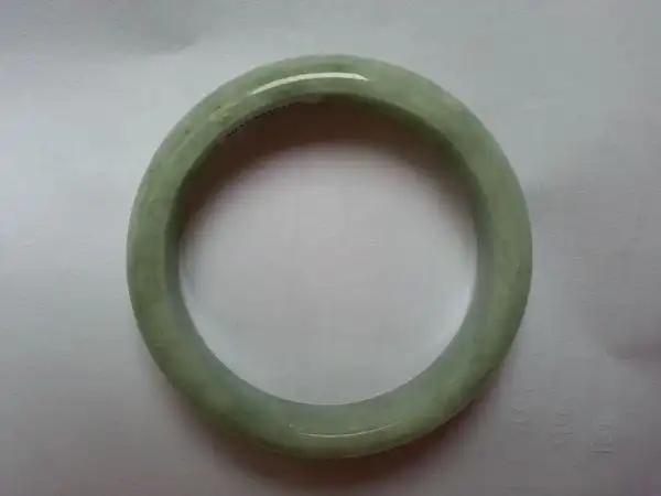 请懂玉的行家老师指点一下,我的这个玉镯是不是很差啊?