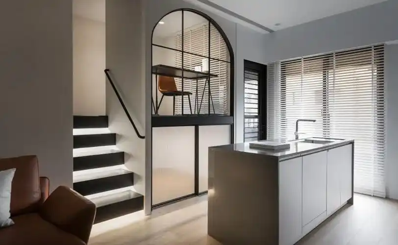 室内窗,说白了就是在室内空间的墙面上增加窗户:这种设计有四个尤其