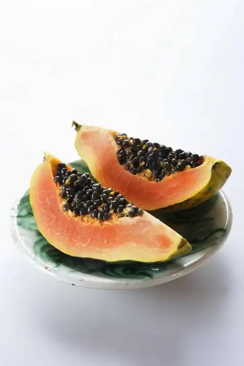 无人,竖图,俯视,室内,特写,白天,白色背景,桌面,桌子,木瓜,餐具,水果